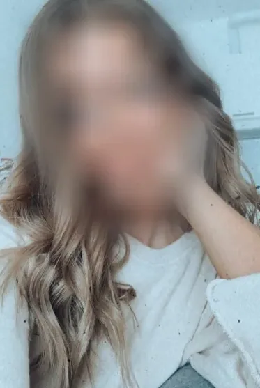 Büsra, 28
