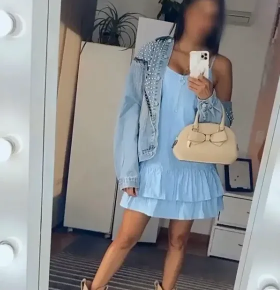 Cara, 40