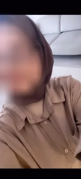 Lilly, 32