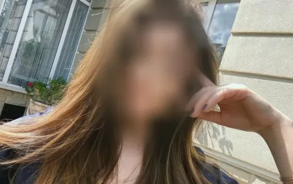 Nicole, 19