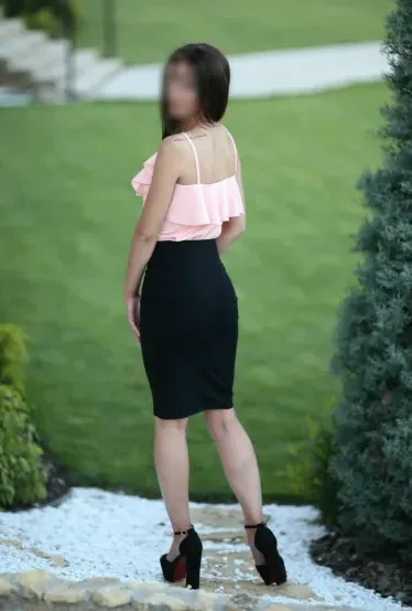 Yasmin, 27